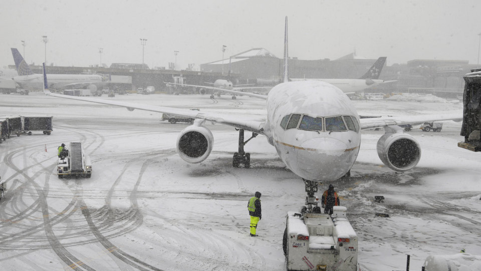 A United Airlines airplane is prepared to be  pushed back from a gate Monday, Feb. 3, 2014, at Newark Liberty International Airport in Newark, NJ. A winter storm one day after the Super Bowl cancelled or delayed dozens of flights in the region. (AP Photo/Ted S. Warren) ** Usable by LA and DC Only **
